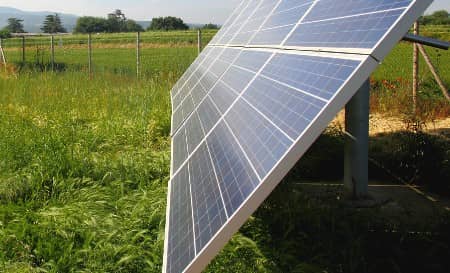 Impianto fotovoltaico di 6kw montato sul giardino in una casa a Romano di Lombardia Impianto fotovoltaico di 6kw montato sul giardino in una casa a Romano di Lombardia