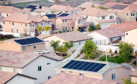 Impianto fotovoltaico montato su un tetto di stabile situato in centro storico a Caravaggio Impianto fotovoltaico montato su un tetto di stabile situato in centro storico a Caravaggio