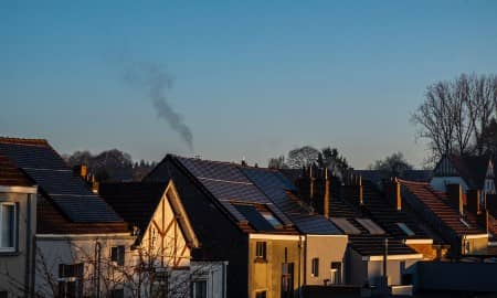 Impianto fotovoltaico montato su un tetto di stabile situato in centro storico a Rivolta d'Adda