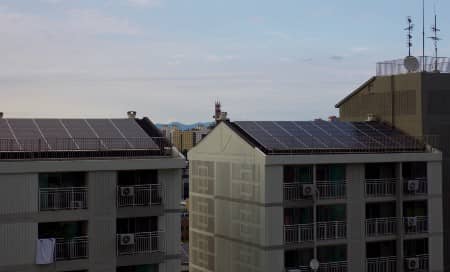 Impianto fotovoltaico montato su un tetto di stabile situato in centro storico a Oggiono