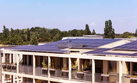 Impianti fotovoltaici di ultima generazione installati in un terrazzo a Castelleone