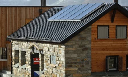 Impianto fotovoltaico da 3kw installato in una baita di montagna Impianto fotovoltaico da 3kw installato in una baita di montagna