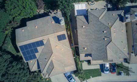 Pannelli solari montati in una casa indipendente a Alzano Lombardo Pannelli solari montati in una casa indipendente a Alzano Lombardo